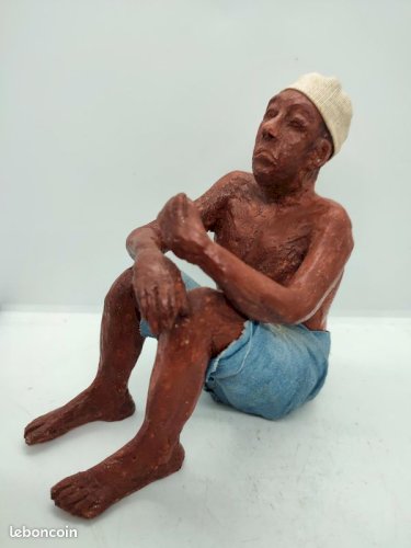 Sculpture en terre representant un homme assis en bon etat