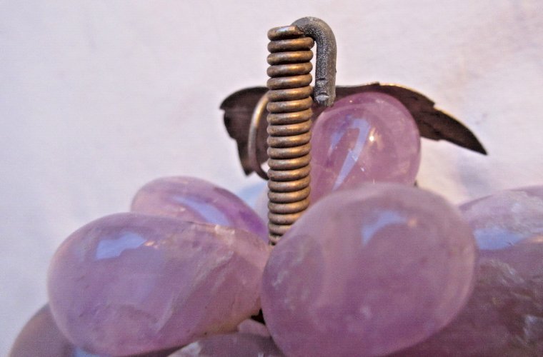 Sculpture en verre Art Déco, grappe de raisin aux grains mauve, violine, violet