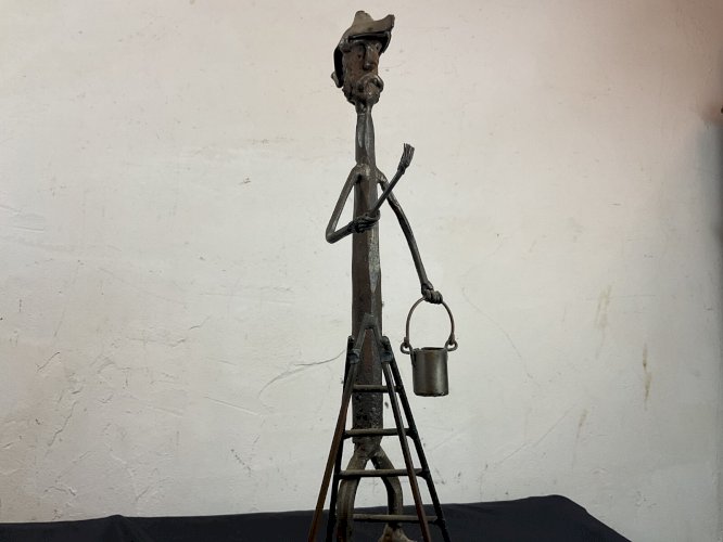 SCULPTURE humoristique en fer forgé peintre en bâtiment signée .