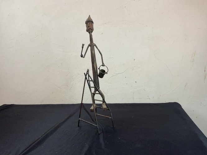SCULPTURE humoristique en fer forgé peintre en bâtiment signée .