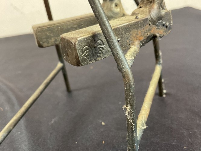 SCULPTURE humoristique en fer forgé peintre en bâtiment signée .