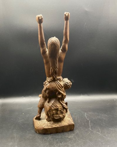 Sculpture - Mère pleurant son enfant mort du aux bombardements , guerre