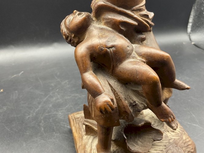 Sculpture - Mère pleurant son enfant mort du aux bombardements , guerre