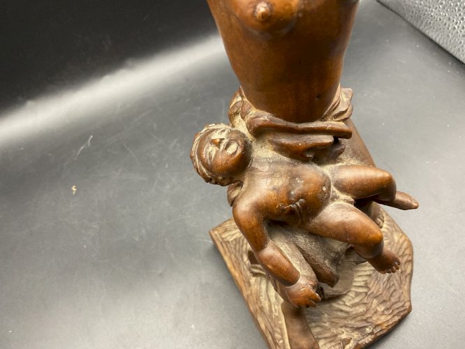 Sculpture - Mère pleurant son enfant mort du aux bombardements , guerre