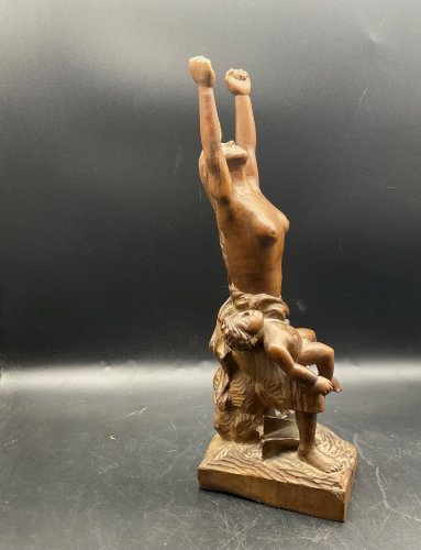 Sculpture - Mère pleurant son enfant mort du aux bombardements , guerre