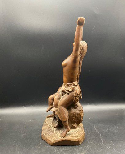 Sculpture - Mère pleurant son enfant mort du aux bombardements , guerre