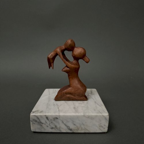 Sculpture par Calin Hentea représentant une mère et son enfant XXe M3478