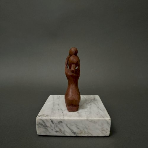 Sculpture par Calin Hentea représentant une mère et son enfant XXe M3478