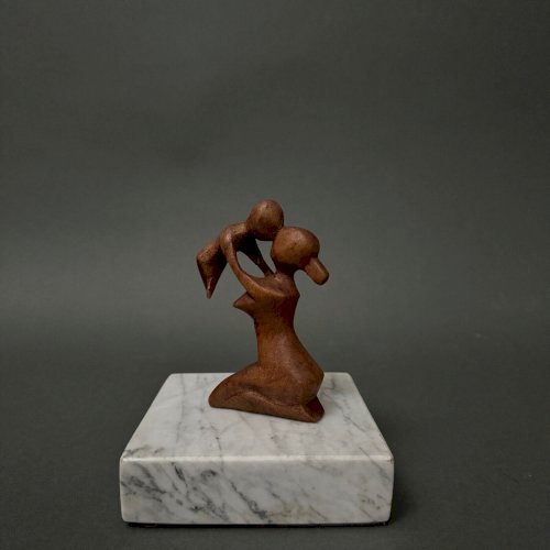Sculpture par Calin Hentea représentant une mère et son enfant XXe M3478