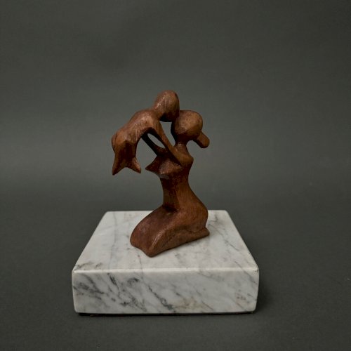 Sculpture par Calin Hentea représentant une mère et son enfant XXe M3478