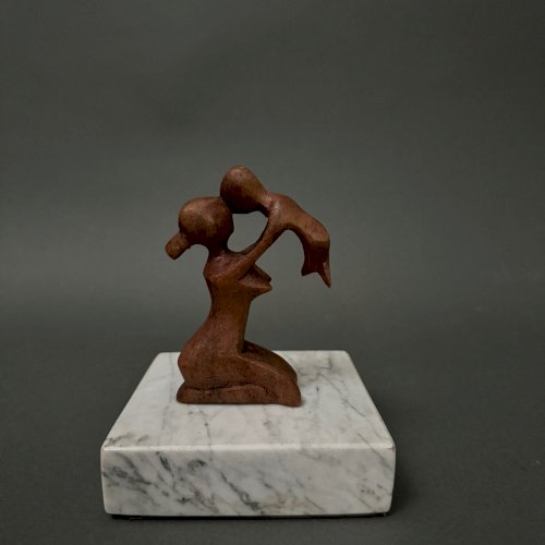 Sculpture par Calin Hentea représentant une mère et son enfant XXe M3478