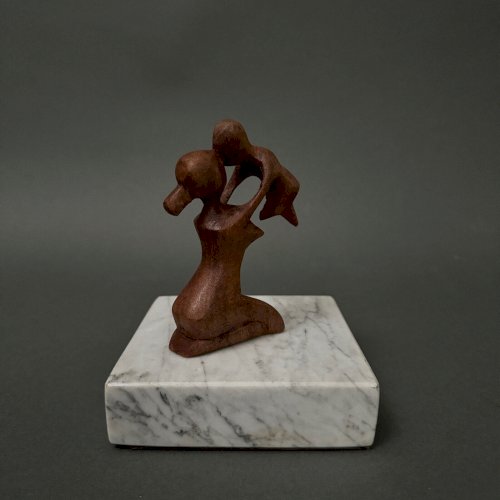 Sculpture par Calin Hentea représentant une mère et son enfant XXe M3478