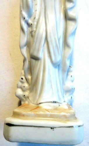 Sculpture religieuse Art Déco, porcelaine blanche: La Vierge Marie
