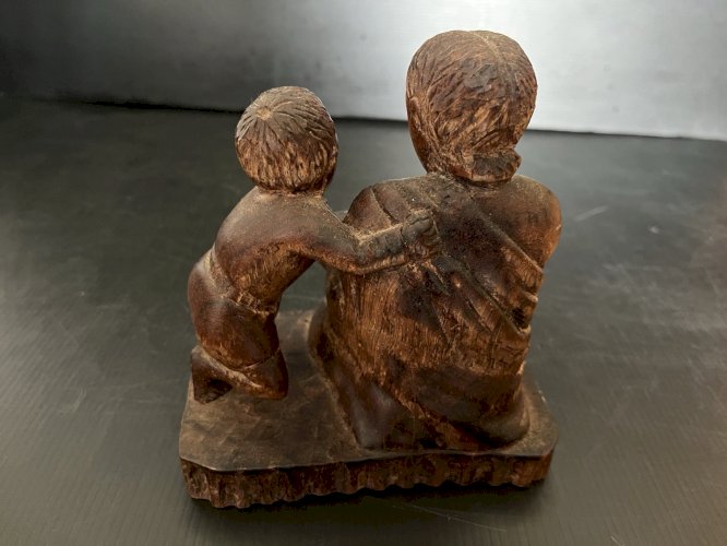 Sculpture statuette Femme donnant le sein  bois Sculpté artisanat décoration