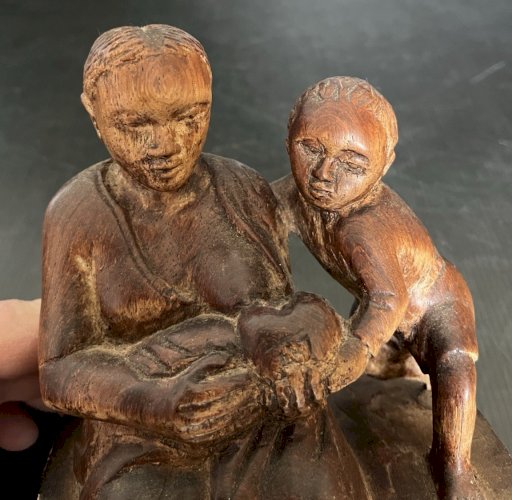 Sculpture statuette Femme donnant le sein  bois Sculpté artisanat décoration