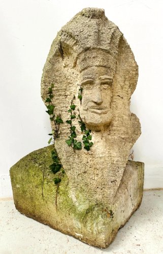 Sculpture sur pierre d'une tete portant une coiffe XX siècle