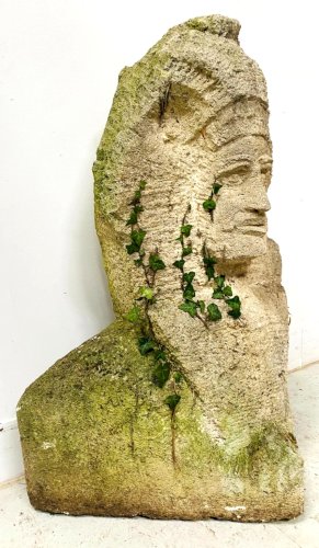 Sculpture sur pierre d'une tete portant une coiffe XX siècle