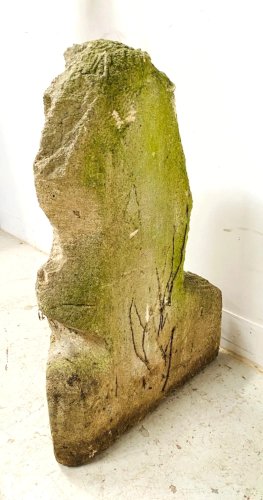 Sculpture sur pierre d'une tete portant une coiffe XX siècle