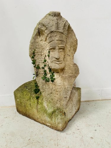 Sculpture sur pierre d'une tete portant une coiffe XX siècle