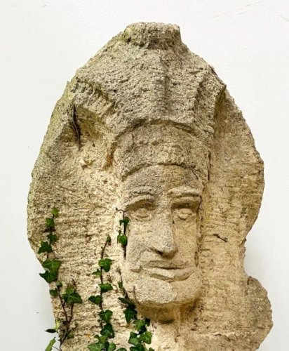 Sculpture sur pierre d'une tete portant une coiffe XX siècle