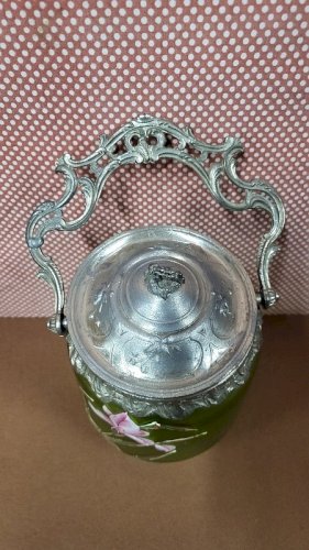 SEAU A BISCUITS EN VERRE EMAILLE DECOR DE FLEUR COUVERCLE ET ANSE EN REGULE