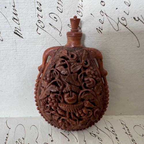 Secouette en corozo décor de fleurs et de fruits M4073