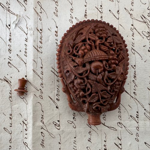 Secouette en corozo décor de fleurs et de fruits M4073