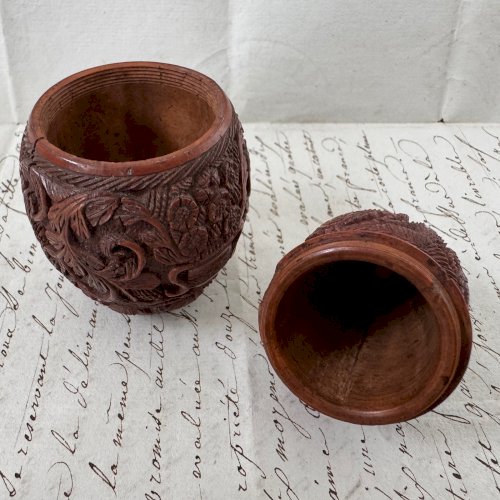 Secouette ou tabatière en corozo début XIXe décor floral M4060