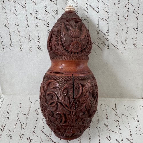 Secouette ou tabatière en corozo début XIXe décor floral M4060