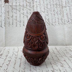 Secouette ou tabatière en corozo début XIXe décor floral M4074