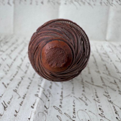 Secouette ou tabatière en corozo début XIXe décor floral M4074