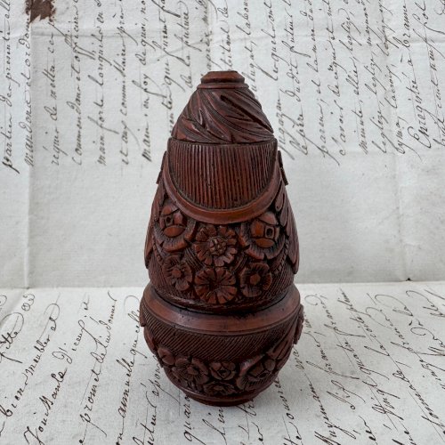 Secouette ou tabatière en corozo début XIXe décor floral M4074