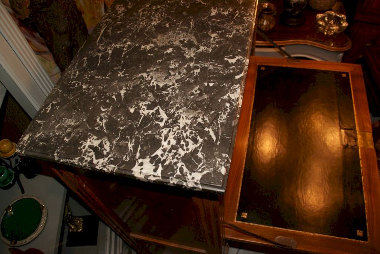 Secrétaire en acajou blond d’époque Louis XVI