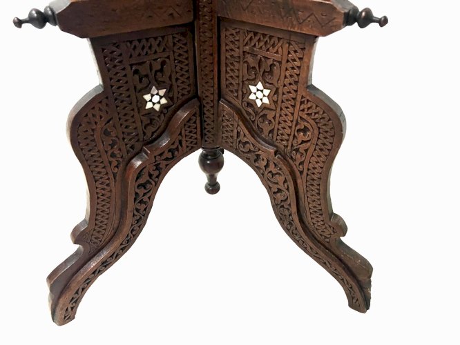 Sellette de style Syrien en bois sculpté a incrustation XX siècle