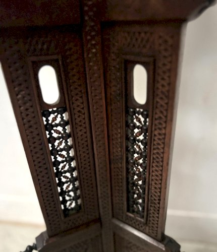 Sellette de style Syrien en bois sculpté a incrustation XX siècle