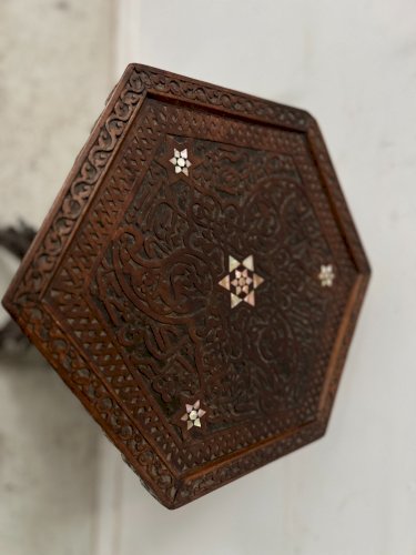 Sellette de style Syrien en bois sculpté a incrustation XX siècle