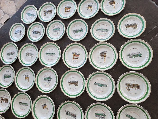 SERICE DE TABLE EN FAIENCE DE GIEN " LE CHEMIN DE FER" DE 36 PIECES