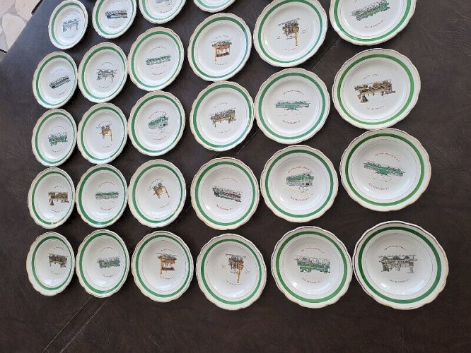 SERICE DE TABLE EN FAIENCE DE GIEN " LE CHEMIN DE FER" DE 36 PIECES
