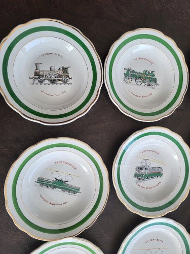 SERICE DE TABLE EN FAIENCE DE GIEN " LE CHEMIN DE FER" DE 36 PIECES
