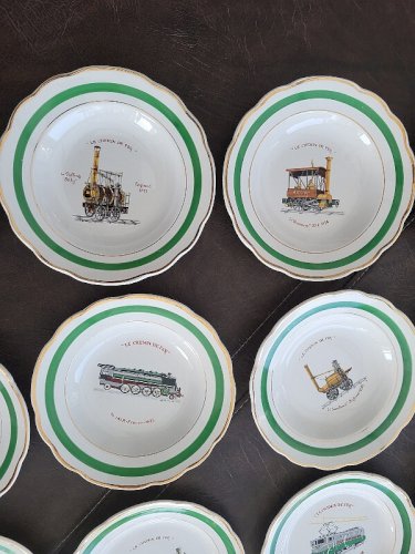 SERICE DE TABLE EN FAIENCE DE GIEN " LE CHEMIN DE FER" DE 36 PIECES