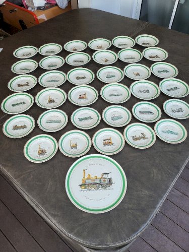 SERICE DE TABLE EN FAIENCE DE GIEN " LE CHEMIN DE FER" DE 36 PIECES