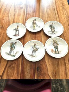 Série 6 petites assiettes "Métiers du vieux Paris", Porcelaine du Berry