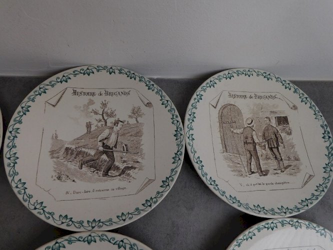 SERIE DE 11 ASSIETTES HISTOIRE DE BRIGANDS