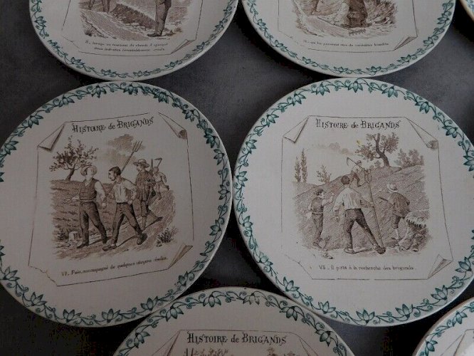 SERIE DE 11 ASSIETTES HISTOIRE DE BRIGANDS