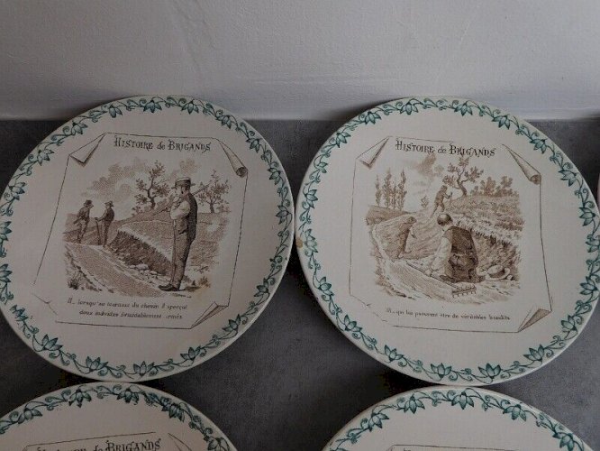 SERIE DE 11 ASSIETTES HISTOIRE DE BRIGANDS