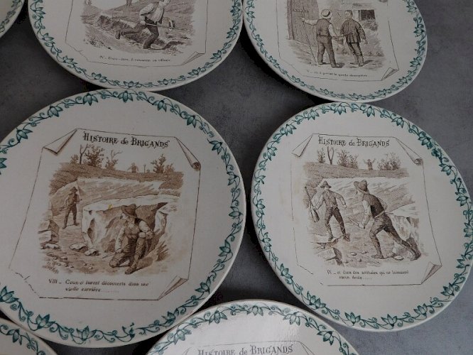 SERIE DE 11 ASSIETTES HISTOIRE DE BRIGANDS