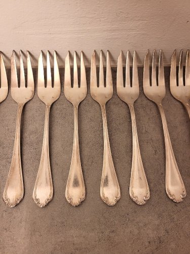SERIE DE 12 FOURCHETTES A GATEAU EN METAL ARGENTE