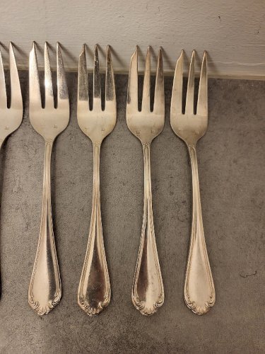 SERIE DE 12 FOURCHETTES A GATEAU EN METAL ARGENTE