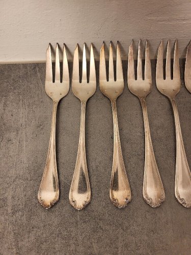 SERIE DE 12 FOURCHETTES A GATEAU EN METAL ARGENTE