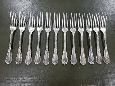 SERIE DE 12 FOURCHETTES DE TABLE CHRISTOFLE EN METAL ARGENTE